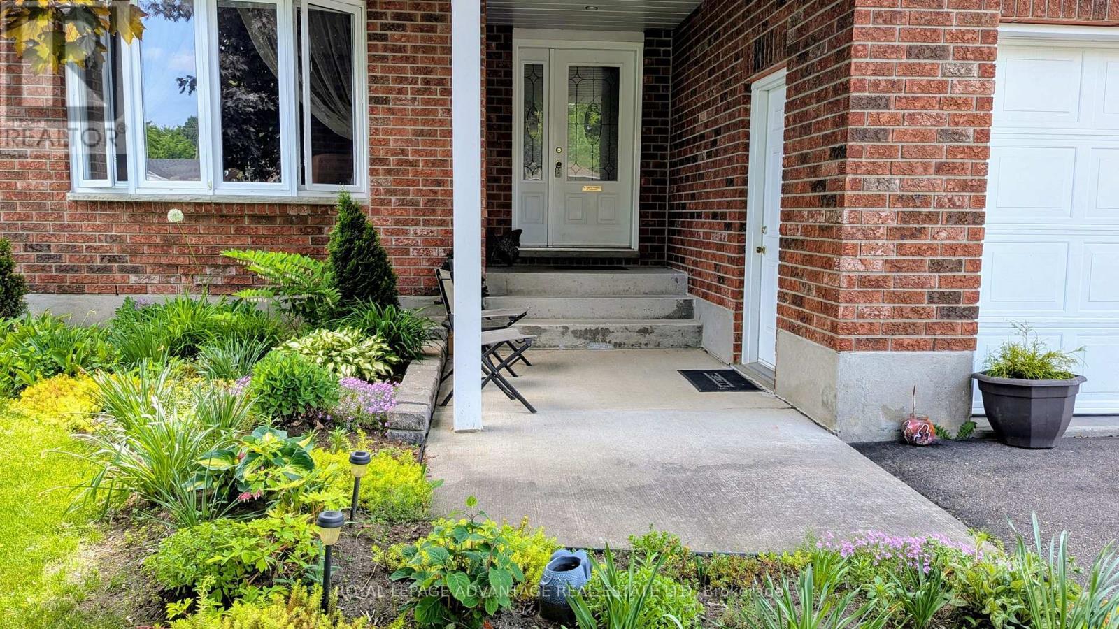 












264 GLENWOOD CRESCENT

,
Smiths Falls,




Ontario
K7A5L1

