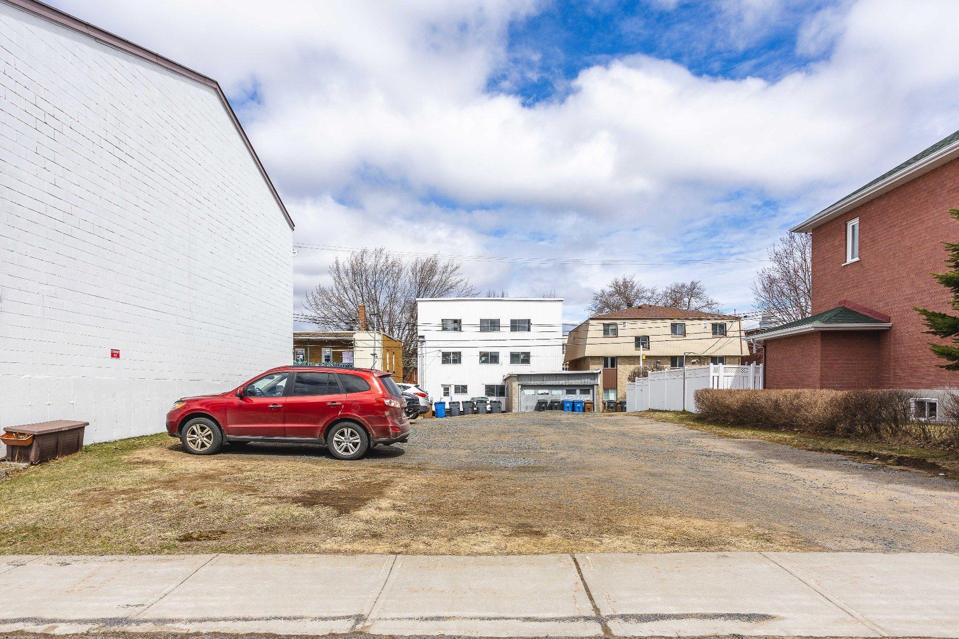 









752


1re rue de la Pointe

,
Shawinigan,




QC
G9N1L1

