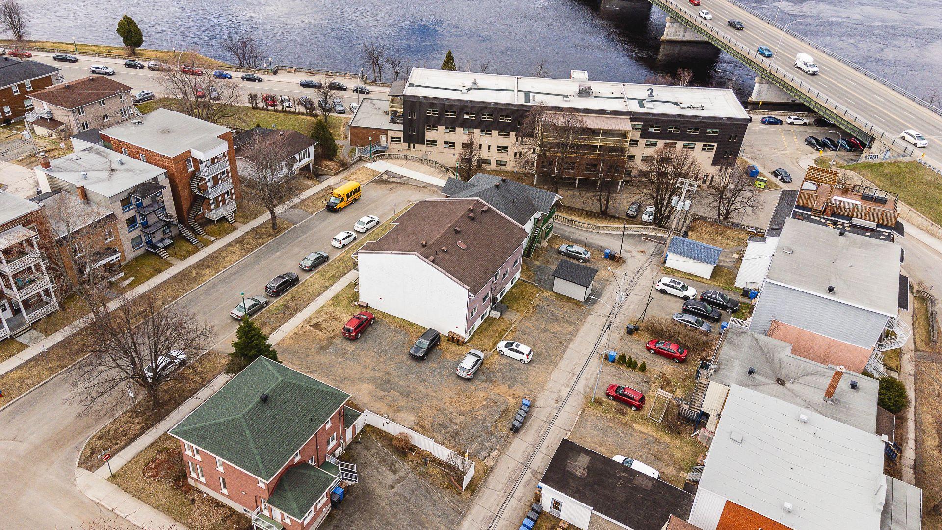









752


1re rue de la Pointe

,
Shawinigan,




QC
G9N1L1

