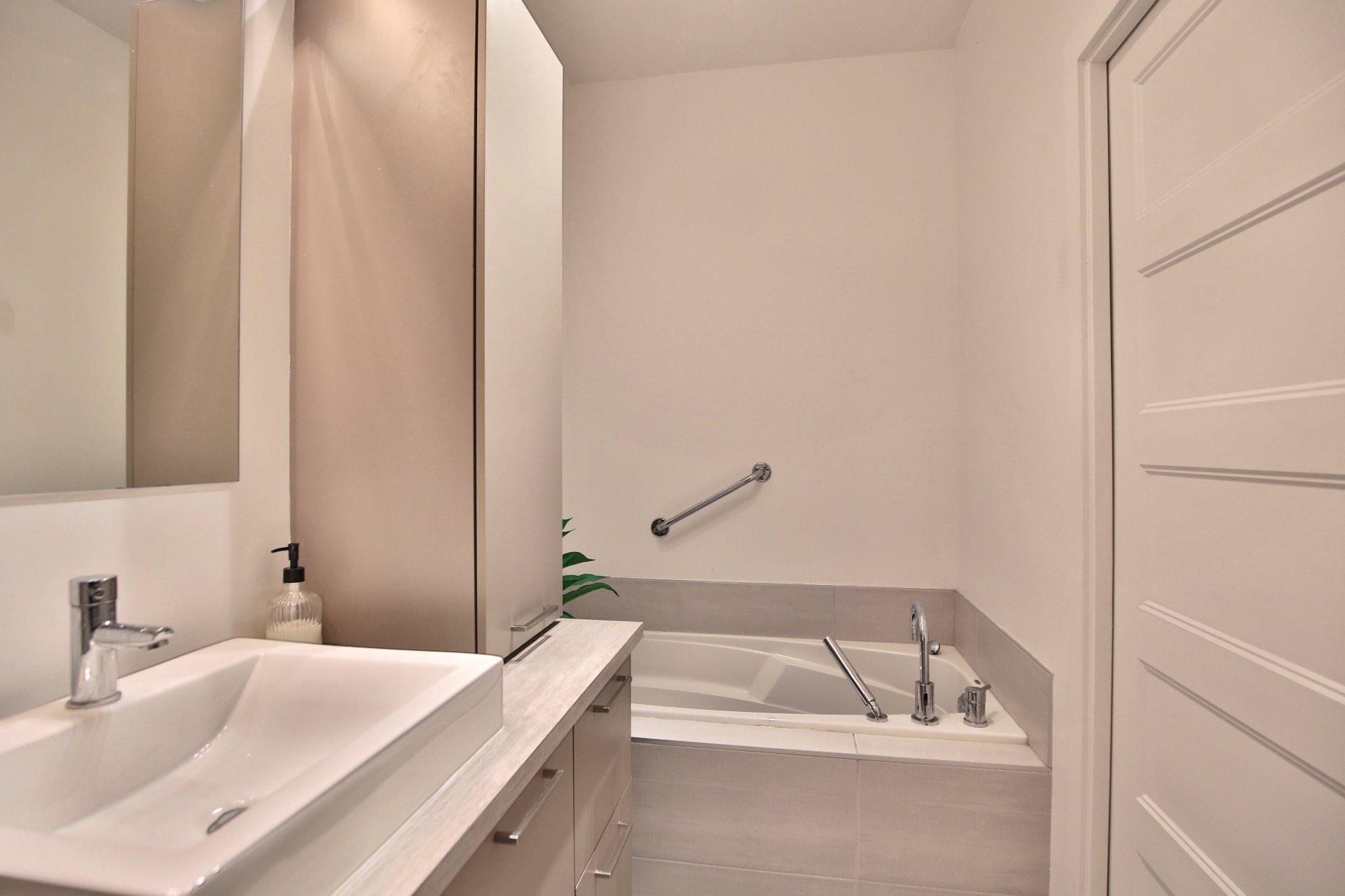 









800


Boul. Vauquelin

, 300,
Longueuil (Saint-Hubert),




QC
J3Y0P3

