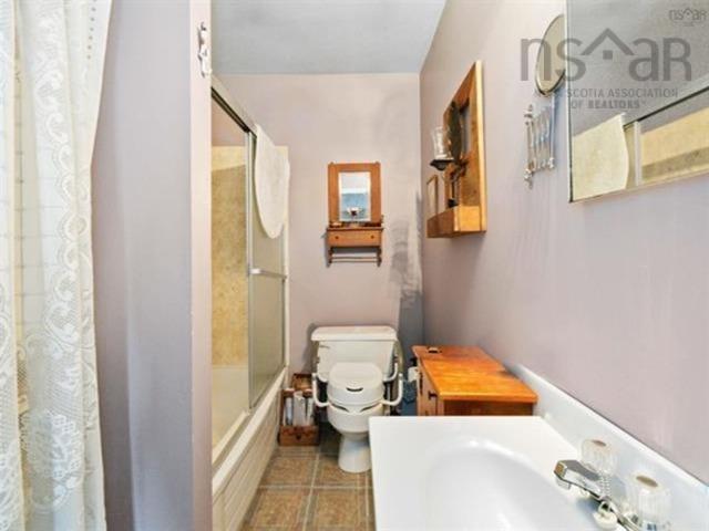 












66 Maple Avenue

,
Lunenburg,




NS
B0J 2C0

