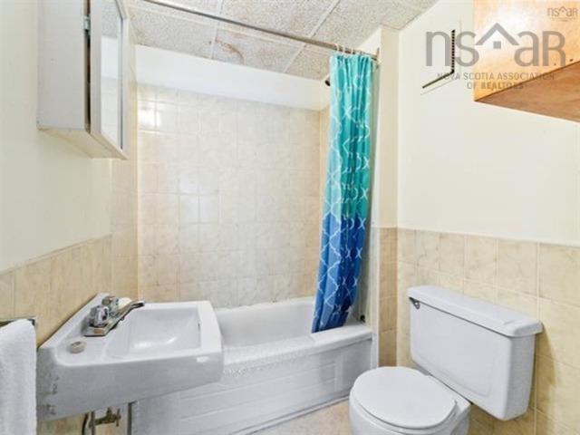 












66 Maple Avenue

,
Lunenburg,




NS
B0J 2C0

