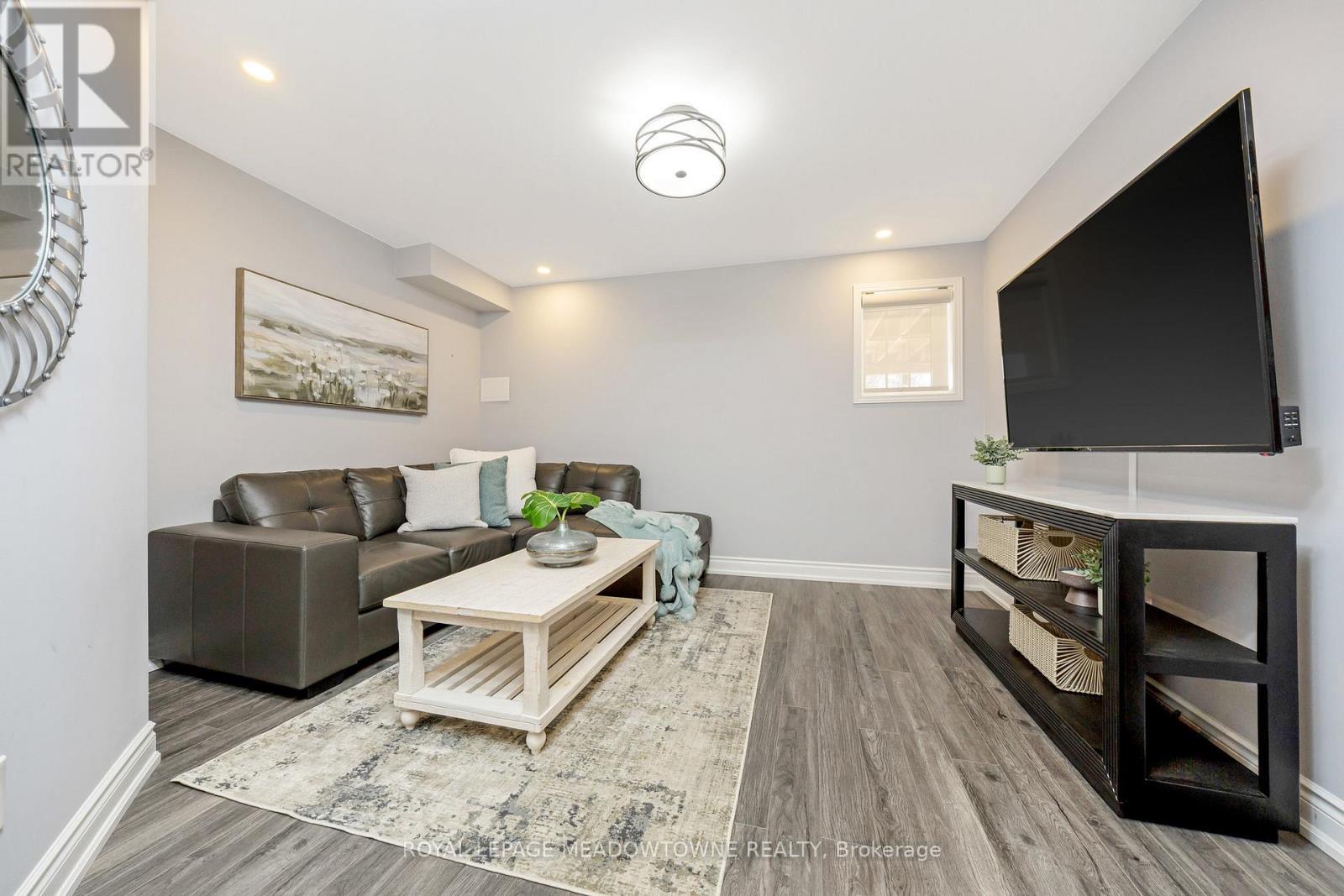 












307 YATES DRIVE

,
Milton,




Ontario
L9T2Y4

