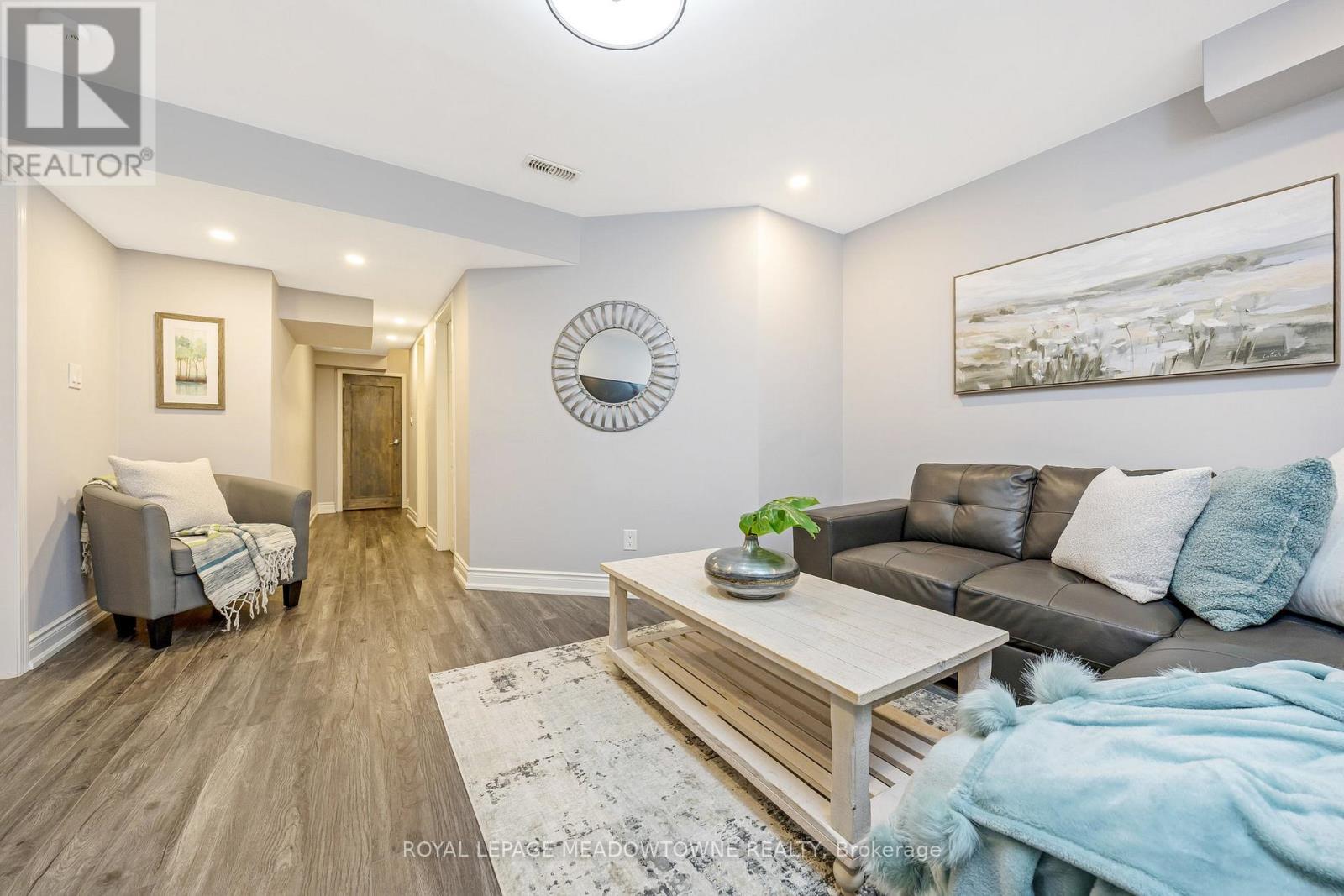












307 YATES DRIVE

,
Milton,




Ontario
L9T2Y4

