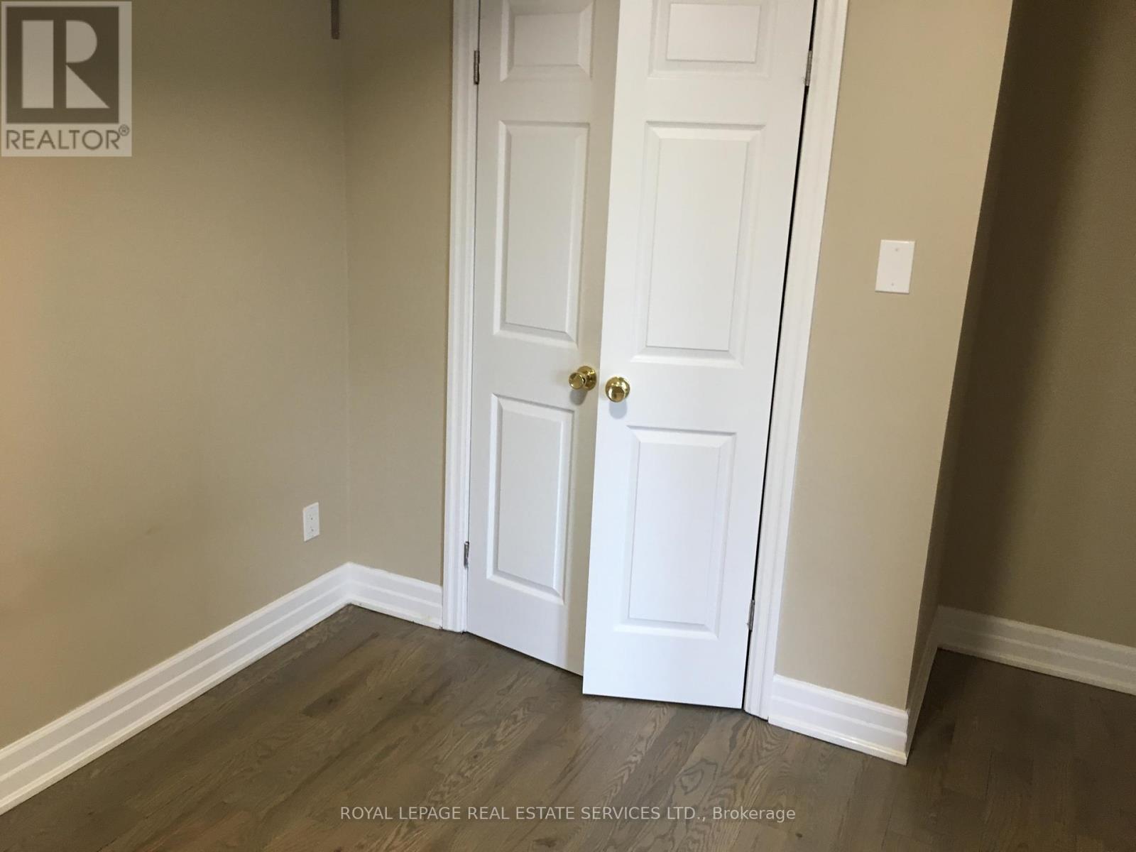 












4 - 2312 LAKE SHORE BOULEVARD W

,
Toronto,




Ontario
M8V1B5

