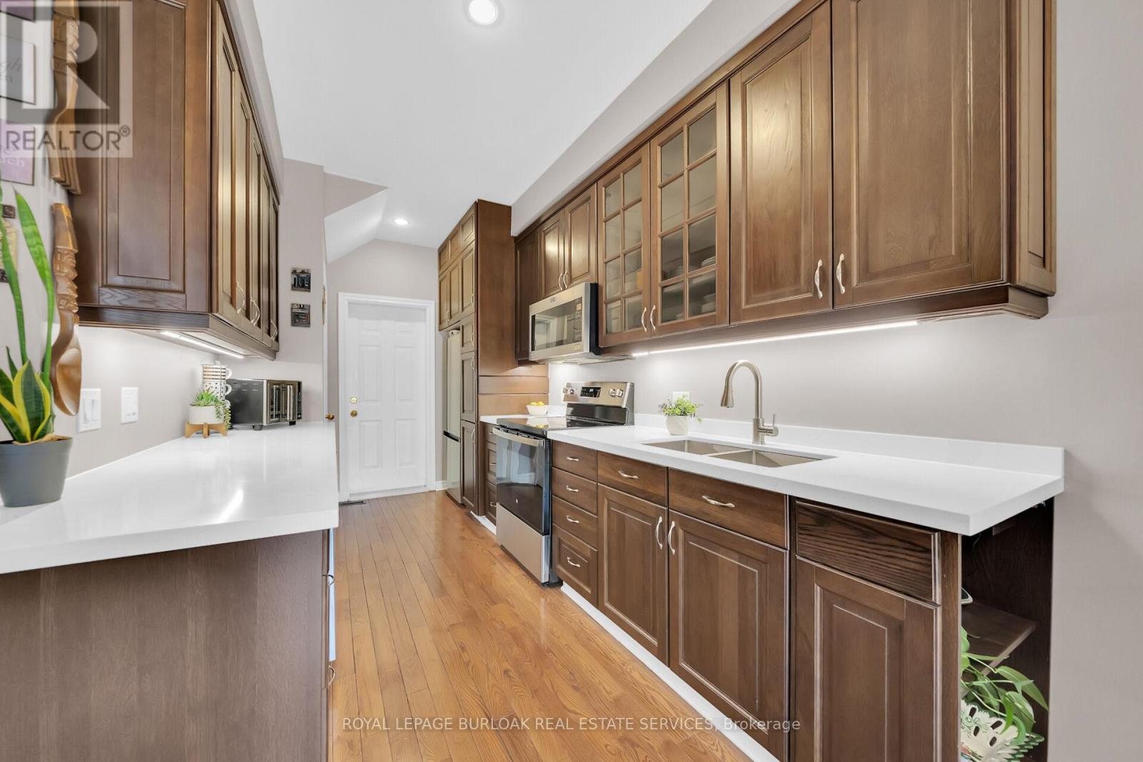 












41 - 300 RAVINEVIEW WAY

,
Oakville,




Ontario
L6H7J2

