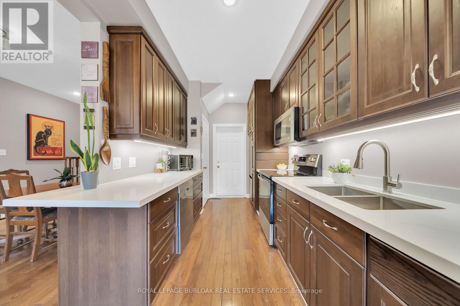 












41 - 300 RAVINEVIEW WAY

,
Oakville,




Ontario
L6H7J2

