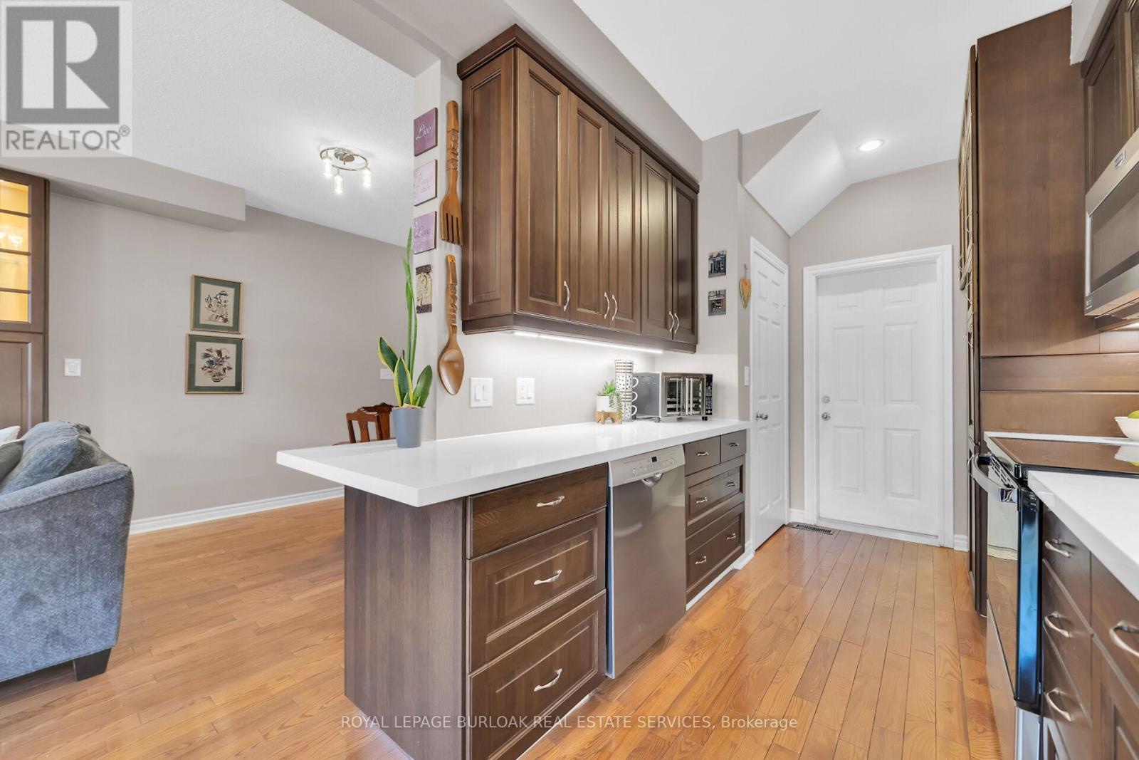 












41 - 300 RAVINEVIEW WAY

,
Oakville,




Ontario
L6H7J2

