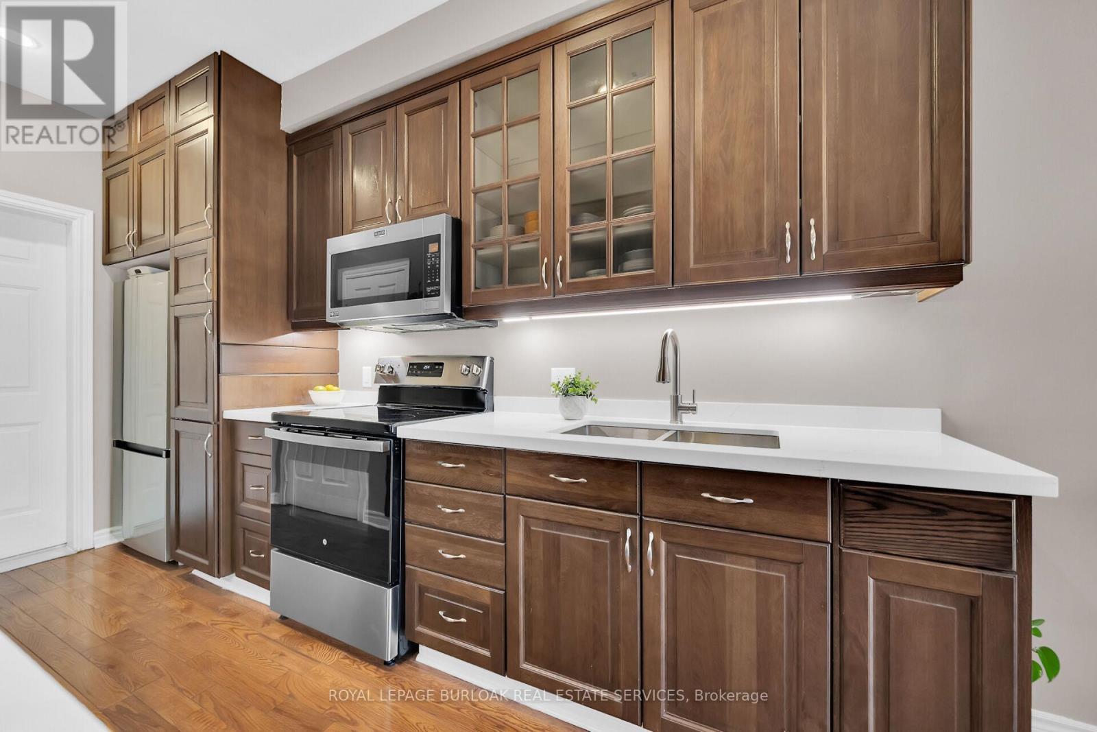 












41 - 300 RAVINEVIEW WAY

,
Oakville,




Ontario
L6H7J2

