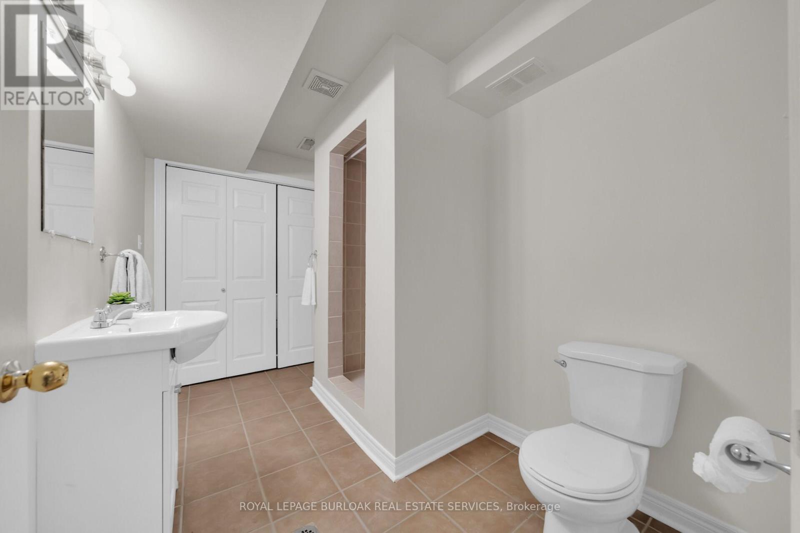












41 - 300 RAVINEVIEW WAY

,
Oakville,




Ontario
L6H7J2


