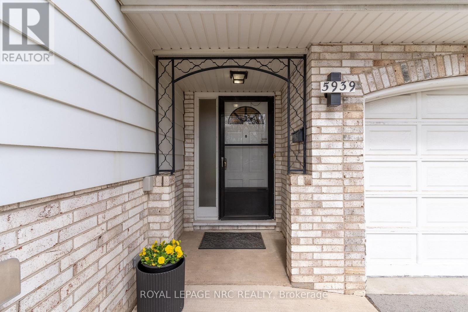 












5939 HILLCREST CRESCENT

,
Niagara Falls (Church's Lane),




Ontario
L2J2A8


