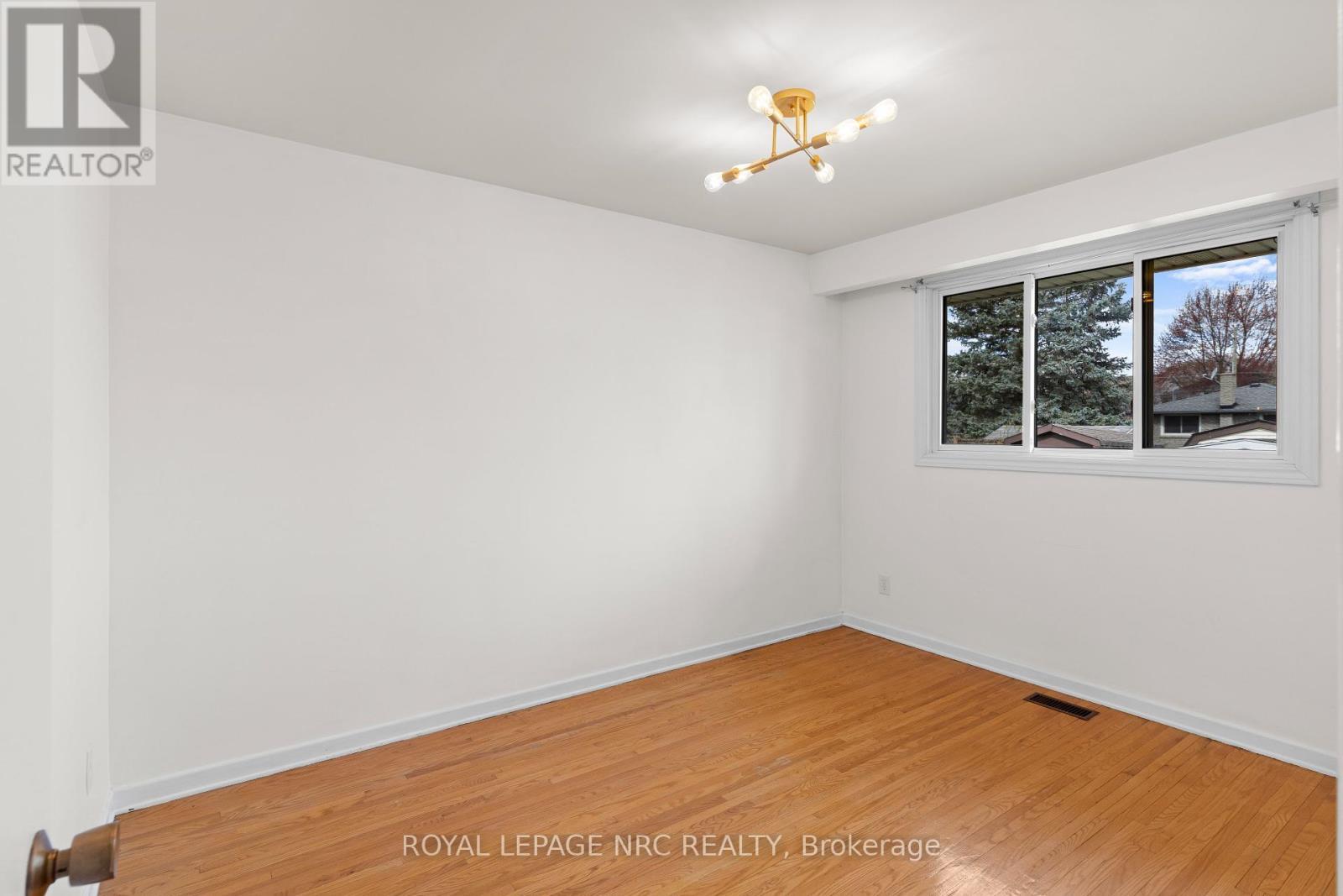 












5939 HILLCREST CRESCENT

,
Niagara Falls (Church's Lane),




Ontario
L2J2A8

