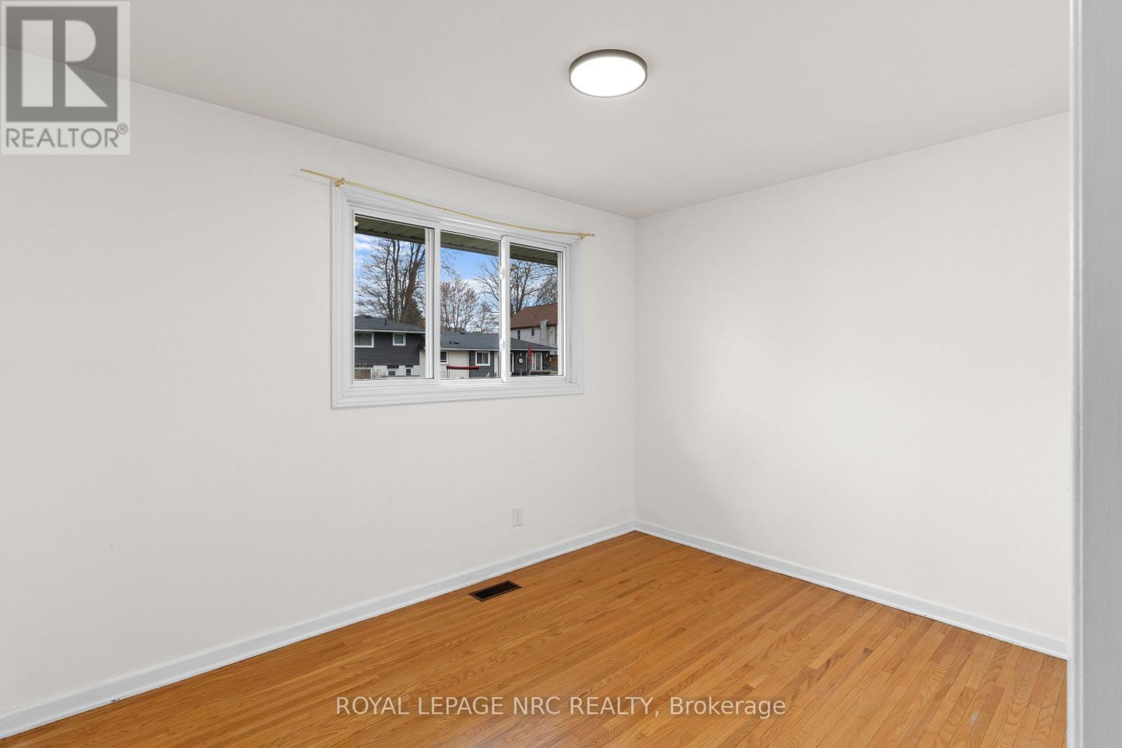 












5939 HILLCREST CRESCENT

,
Niagara Falls (Church's Lane),




Ontario
L2J2A8

