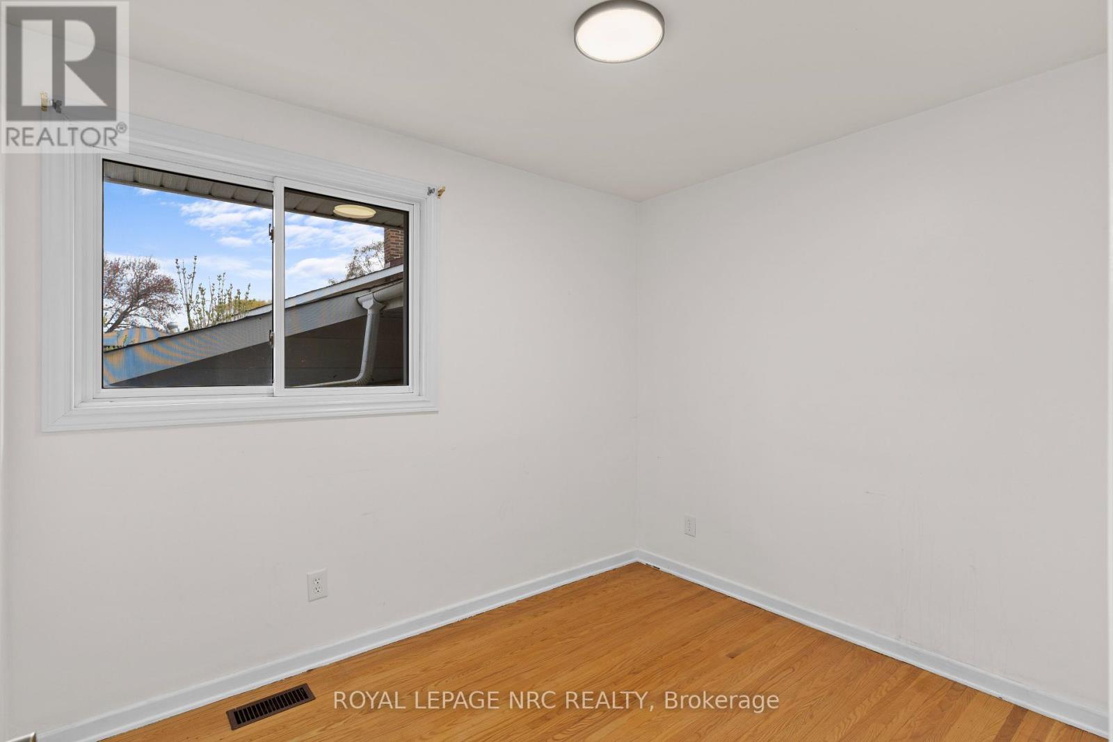 












5939 HILLCREST CRESCENT

,
Niagara Falls (Church's Lane),




Ontario
L2J2A8

