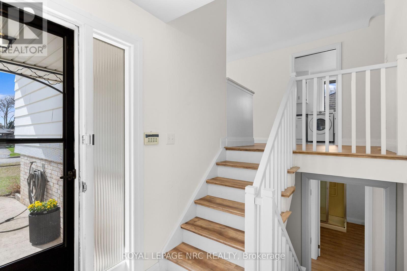 












5939 HILLCREST CRESCENT

,
Niagara Falls (Church's Lane),




Ontario
L2J2A8

