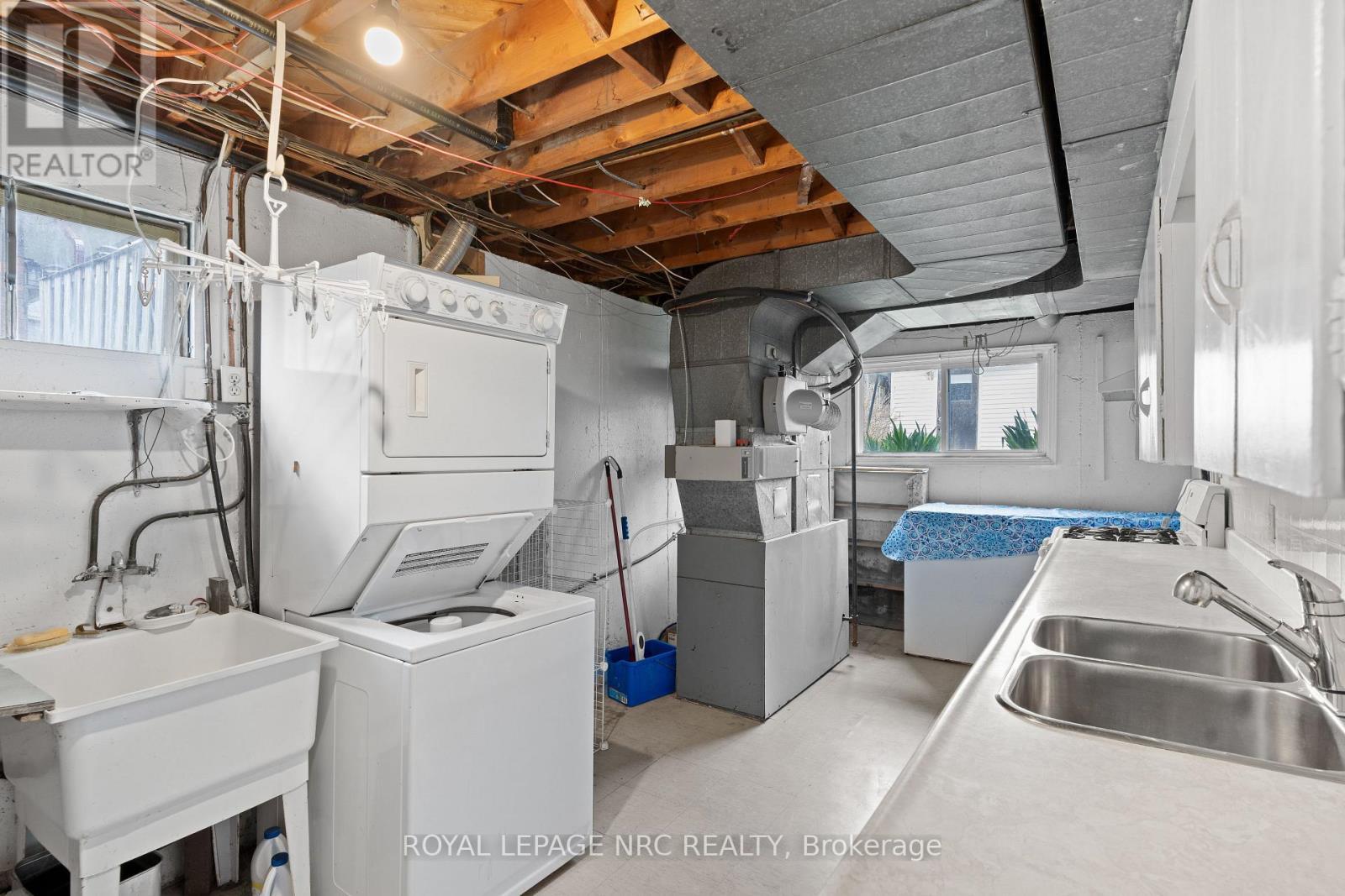 












5939 HILLCREST CRESCENT

,
Niagara Falls (Church's Lane),




Ontario
L2J2A8

