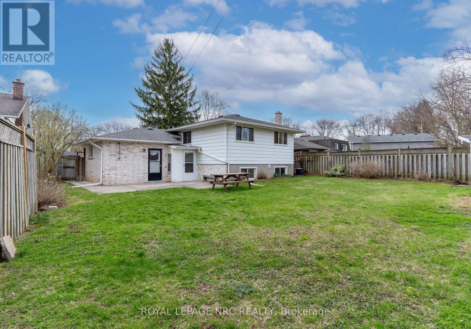 












5939 HILLCREST CRESCENT

,
Niagara Falls (Church's Lane),




Ontario
L2J2A8

