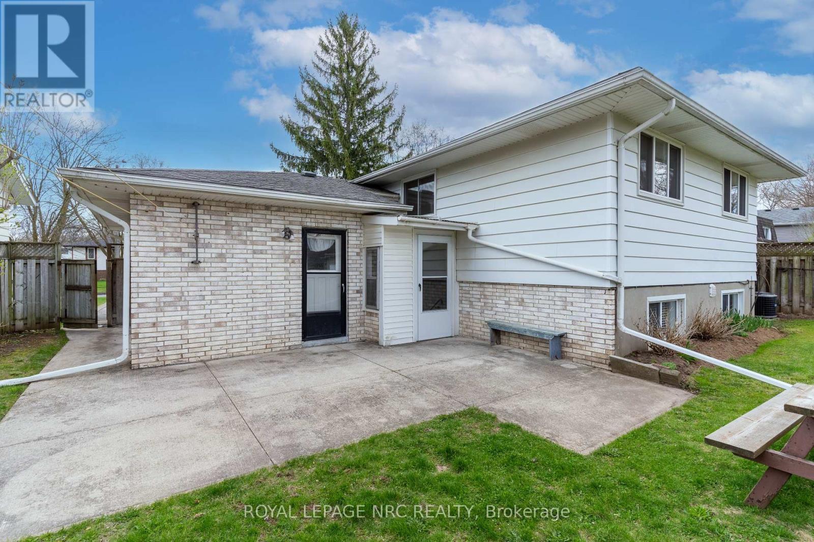 












5939 HILLCREST CRESCENT

,
Niagara Falls (Church's Lane),




Ontario
L2J2A8

