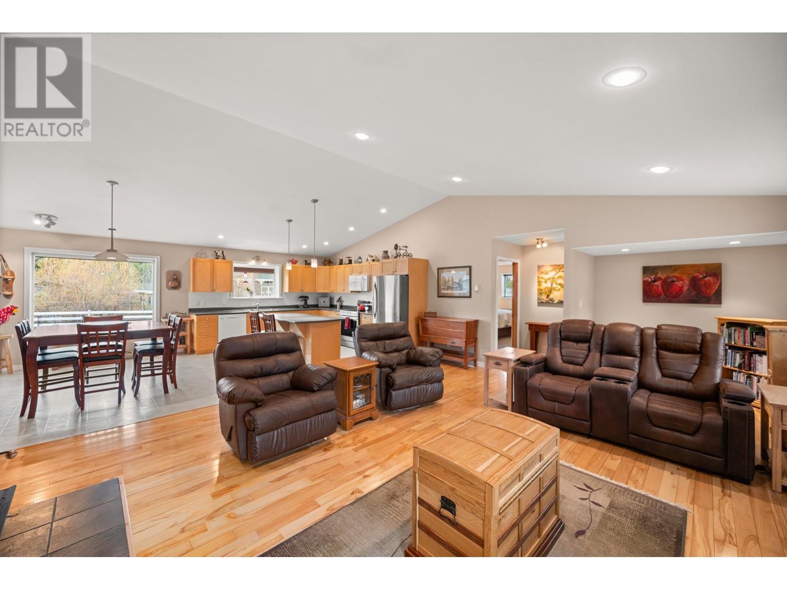 












6594 FOOTHILLS ROAD

,
100 Mile House,




British Columbia
V0K2E3

