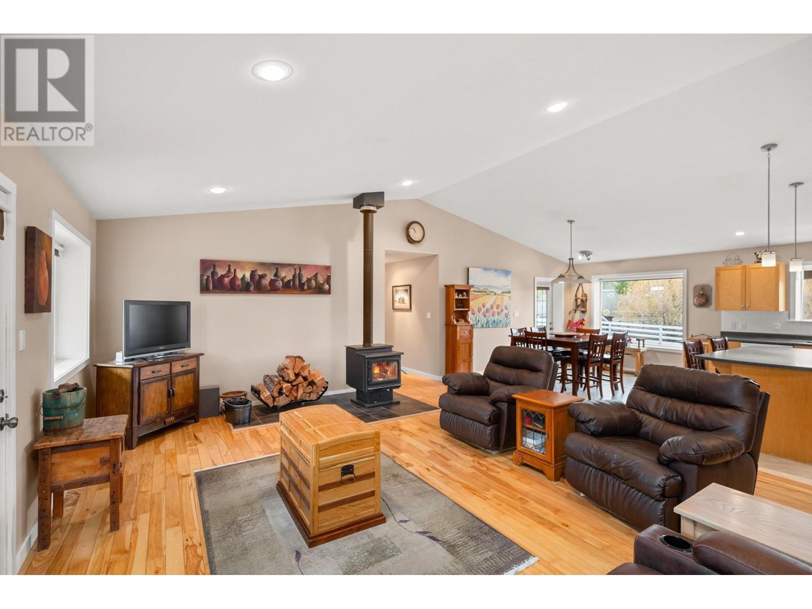












6594 FOOTHILLS ROAD

,
100 Mile House,




British Columbia
V0K2E3

