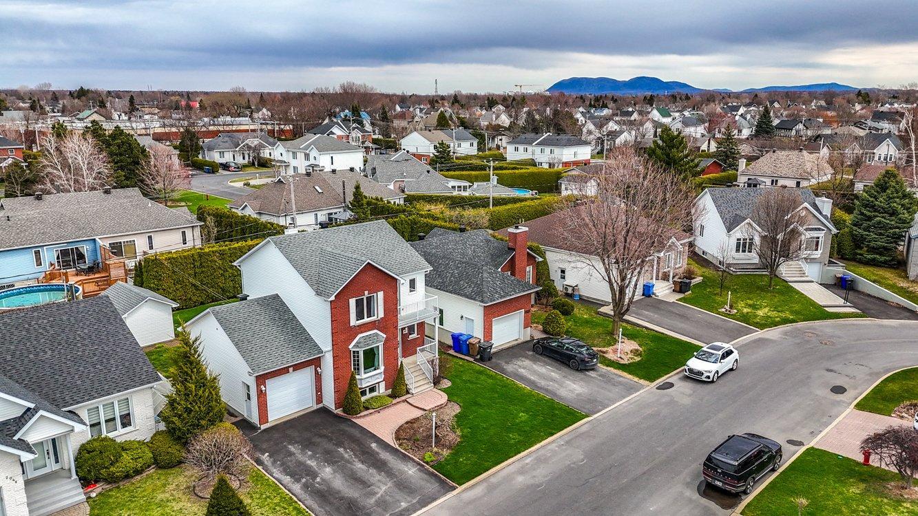 









2052


Rue Honoré-Mercier

,
Sainte-Julie,




QC
J3E2K1

