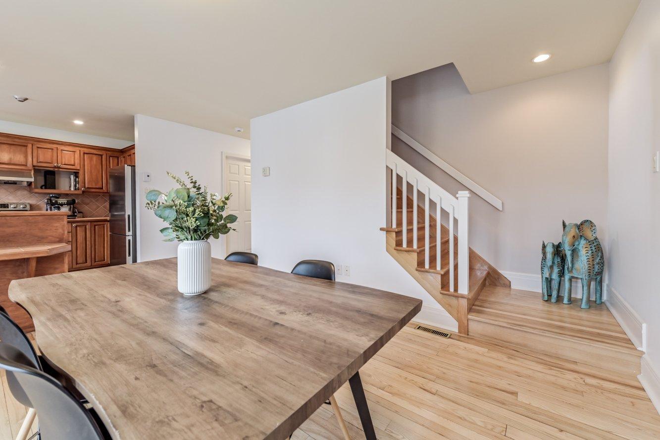 









2052


Rue Honoré-Mercier

,
Sainte-Julie,




QC
J3E2K1

