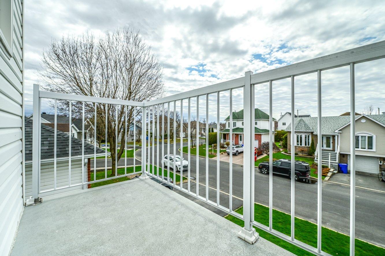 









2052


Rue Honoré-Mercier

,
Sainte-Julie,




QC
J3E2K1

