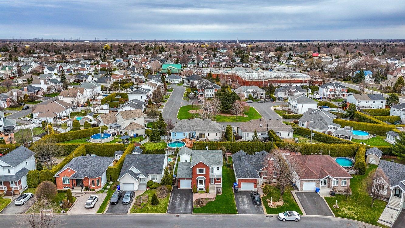 









2052


Rue Honoré-Mercier

,
Sainte-Julie,




QC
J3E2K1

