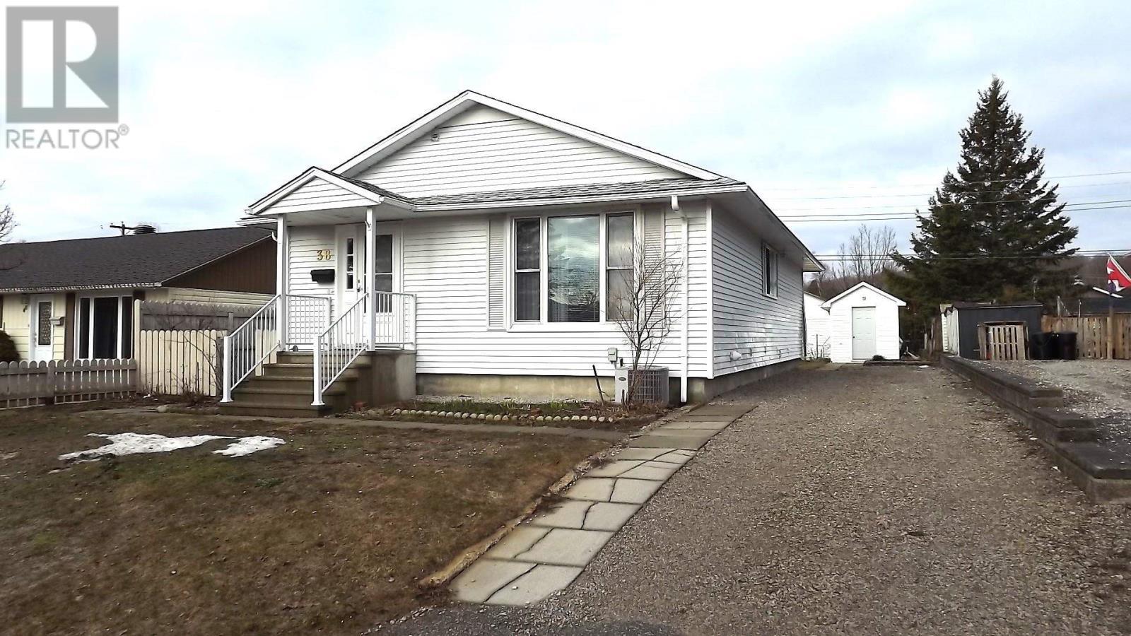 












38 Blackwell RD

,
Elliot Lake,




Ontario
P5A1G5

