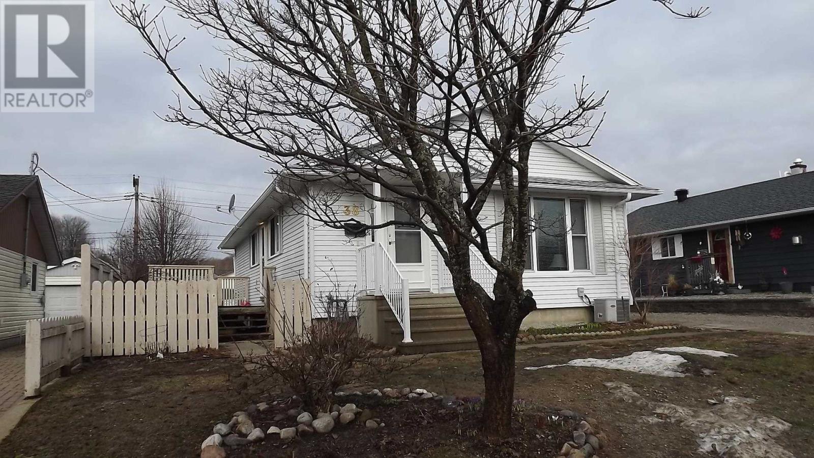 












38 Blackwell RD

,
Elliot Lake,




Ontario
P5A1G5


