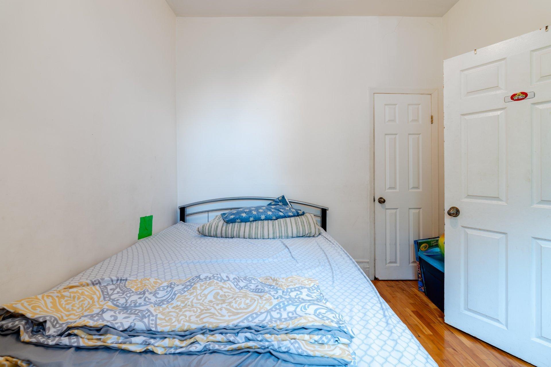 









5674

 - 5678


Rue Eadie

,
Montréal (Le Sud-Ouest),




QC
H4E3N3

