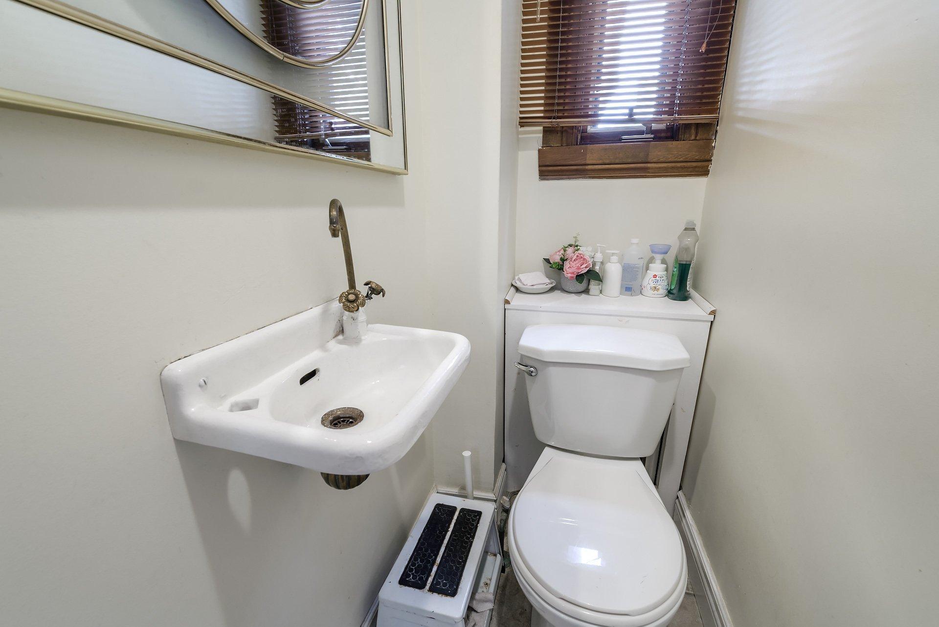 









5011


Ch. Mira

,
Montréal (Côte-des-Neiges/Notre-Dame-de-Grâce),




QC
H3W2B9

