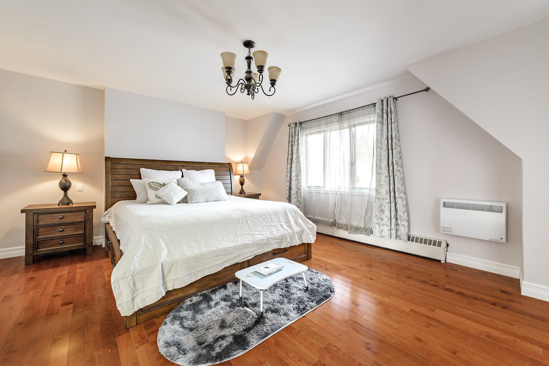 









5011


Ch. Mira

,
Montréal (Côte-des-Neiges/Notre-Dame-de-Grâce),




QC
H3W2B9

