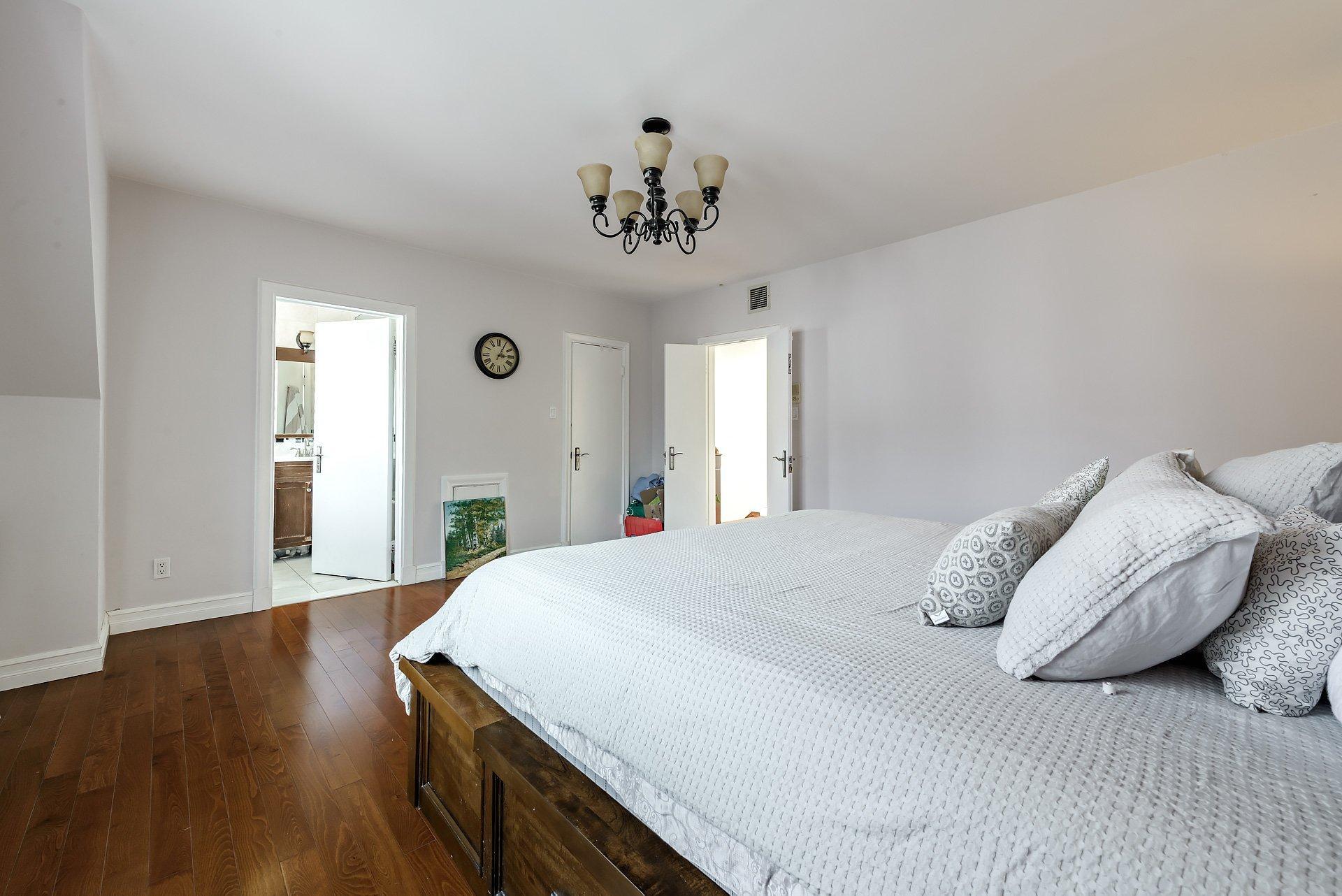 









5011


Ch. Mira

,
Montréal (Côte-des-Neiges/Notre-Dame-de-Grâce),




QC
H3W2B9

