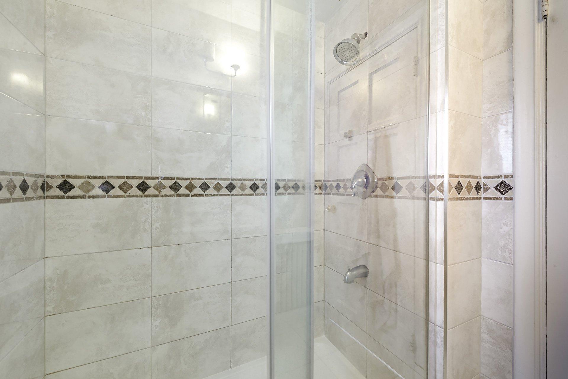 









5011


Ch. Mira

,
Montréal (Côte-des-Neiges/Notre-Dame-de-Grâce),




QC
H3W2B9

