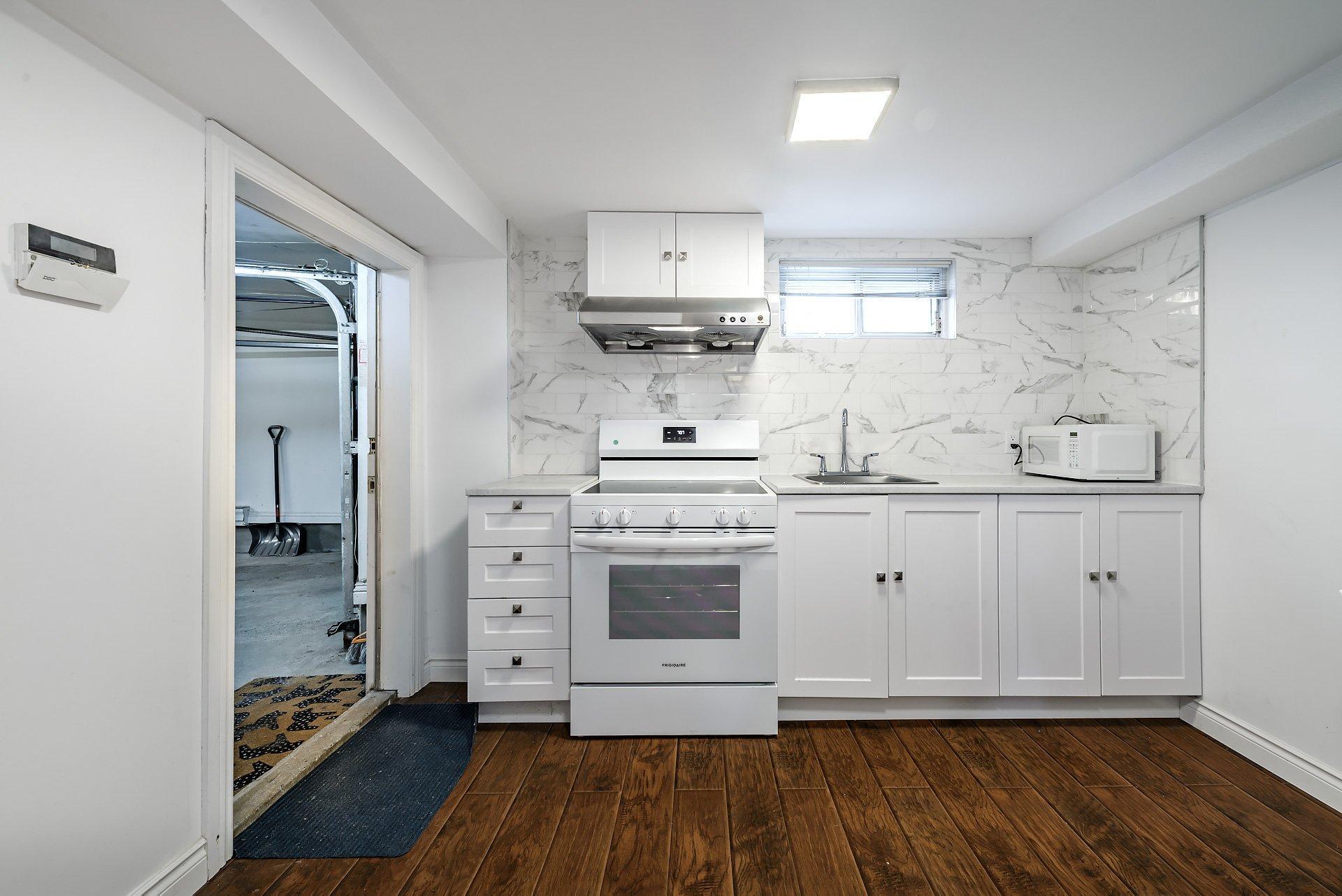 









5011


Ch. Mira

,
Montréal (Côte-des-Neiges/Notre-Dame-de-Grâce),




QC
H3W2B9

