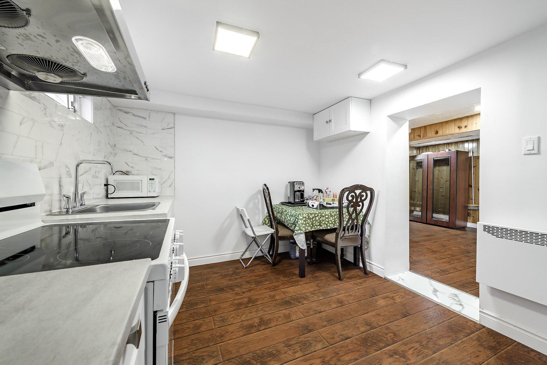









5011


Ch. Mira

,
Montréal (Côte-des-Neiges/Notre-Dame-de-Grâce),




QC
H3W2B9

