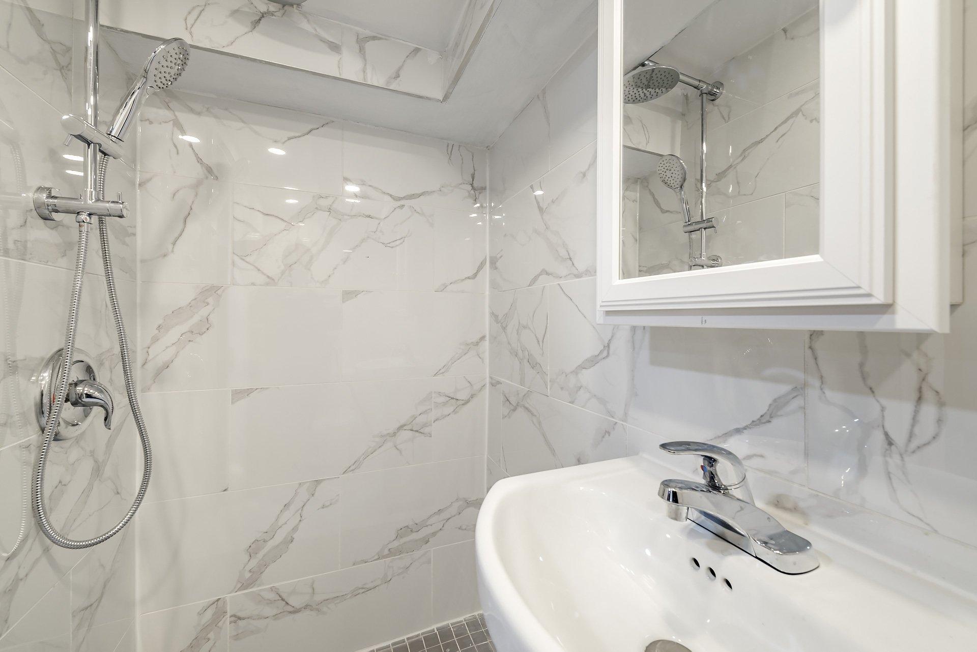 









5011


Ch. Mira

,
Montréal (Côte-des-Neiges/Notre-Dame-de-Grâce),




QC
H3W2B9

