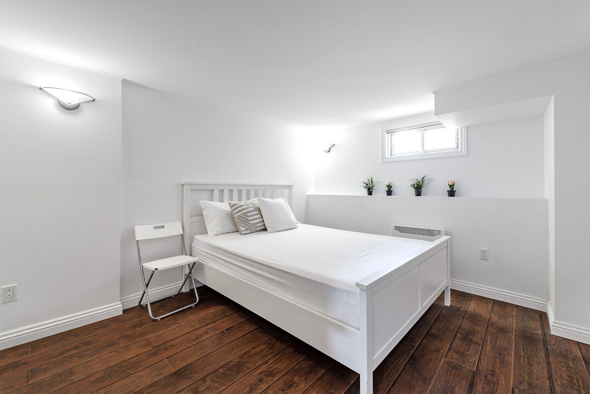 









5011


Ch. Mira

,
Montréal (Côte-des-Neiges/Notre-Dame-de-Grâce),




QC
H3W2B9

