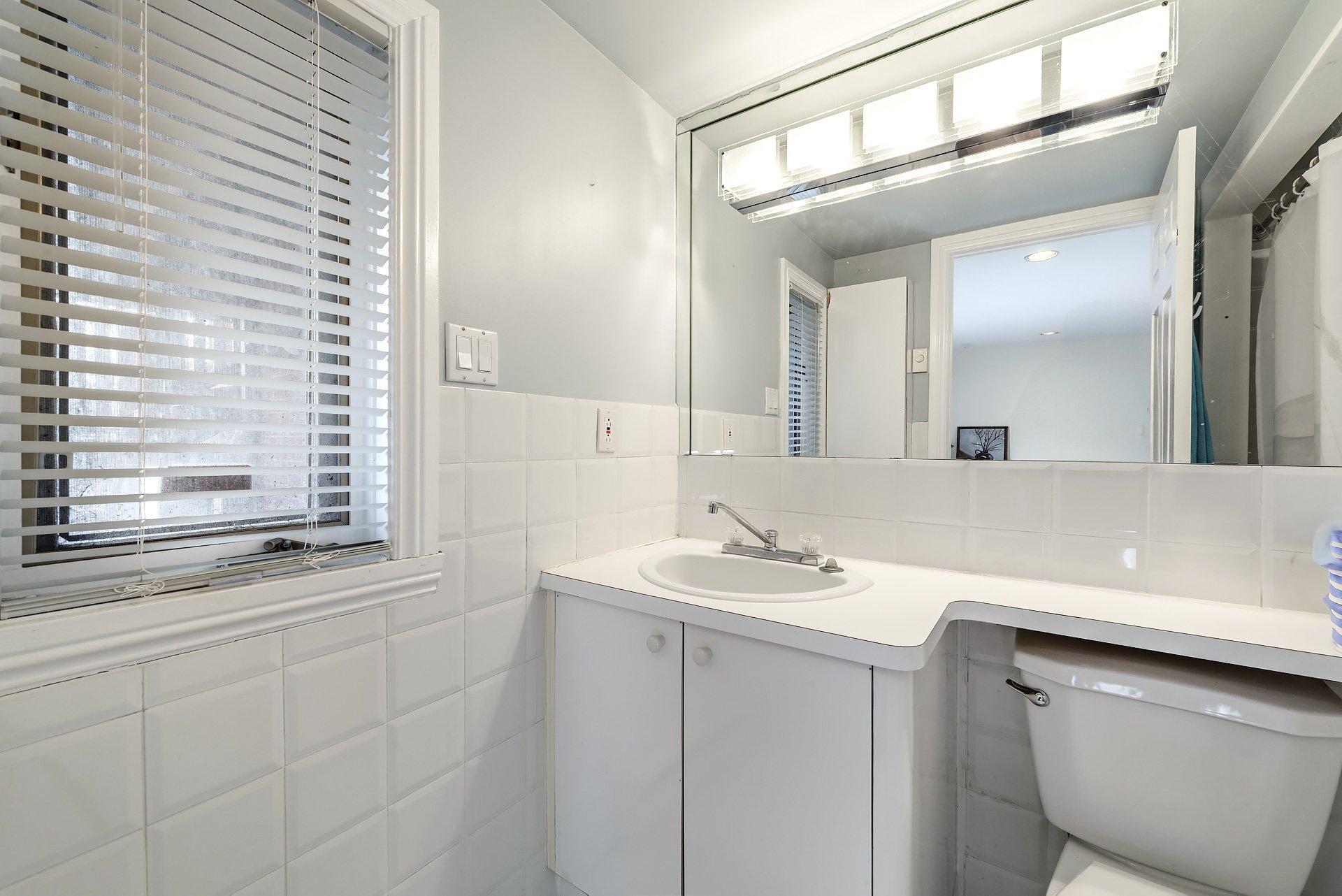 









5011


Ch. Mira

,
Montréal (Côte-des-Neiges/Notre-Dame-de-Grâce),




QC
H3W2B9

