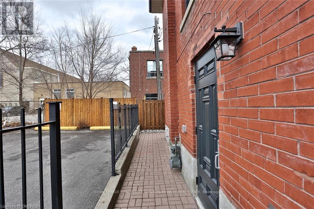 












15 MISSISSAUGA ROAD S

,
Mississauga,




Ontario
L5H2H5

