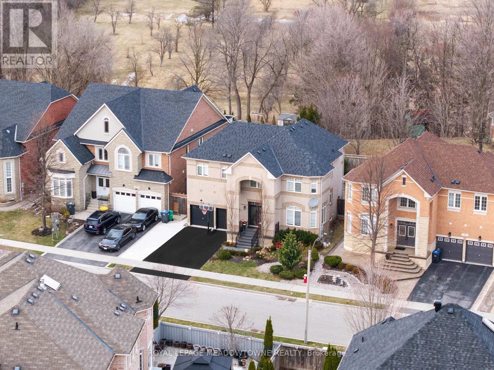 












33 NOVA SCOTIA ROAD

,
Brampton,




Ontario
L6Y5K6

