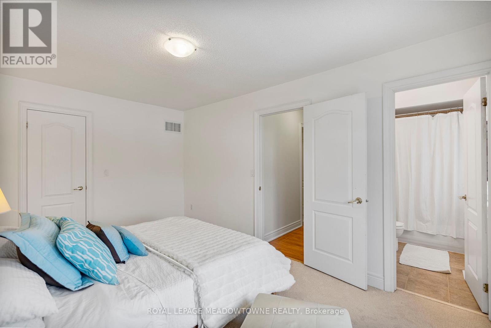 












33 NOVA SCOTIA ROAD

,
Brampton,




Ontario
L6Y5K6


