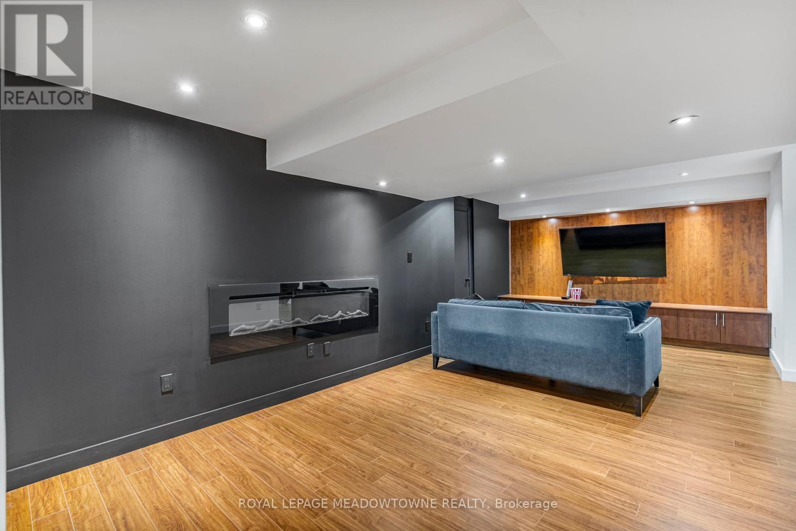 












33 NOVA SCOTIA ROAD

,
Brampton,




Ontario
L6Y5K6

