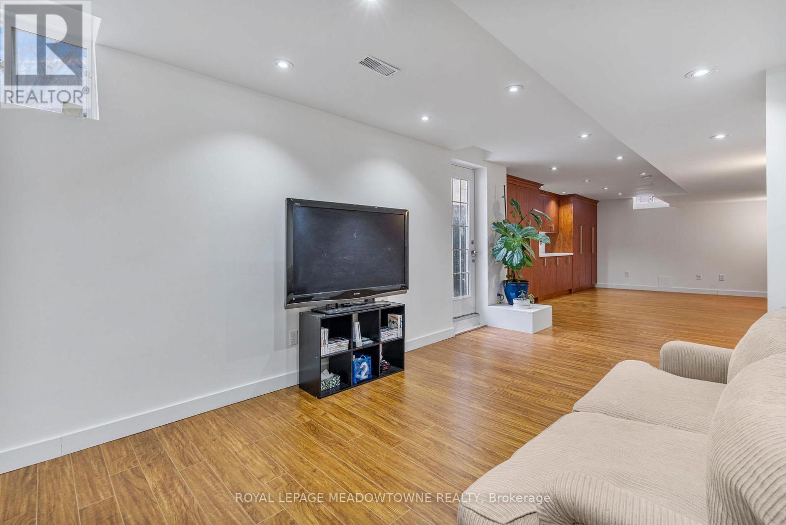 












33 NOVA SCOTIA ROAD

,
Brampton,




Ontario
L6Y5K6

