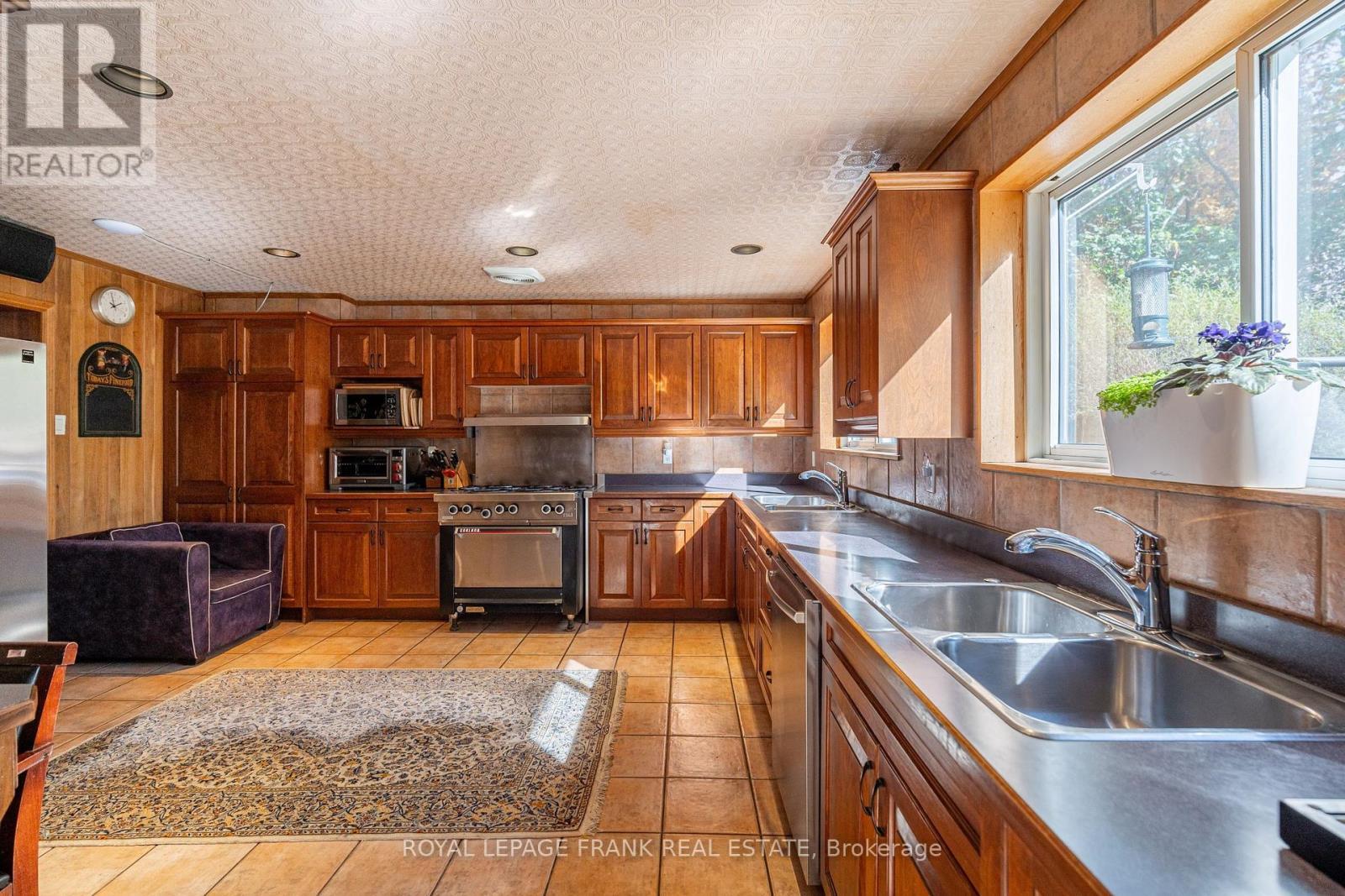 












1329 TRAPPERS LANE

,
Douro-Dummer,




Ontario
K0L2H0

