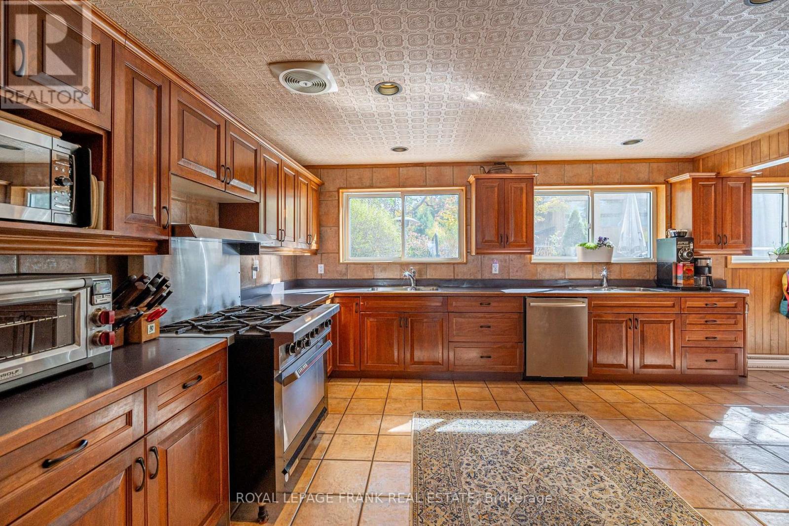 












1329 TRAPPERS LANE

,
Douro-Dummer,




Ontario
K0L2H0

