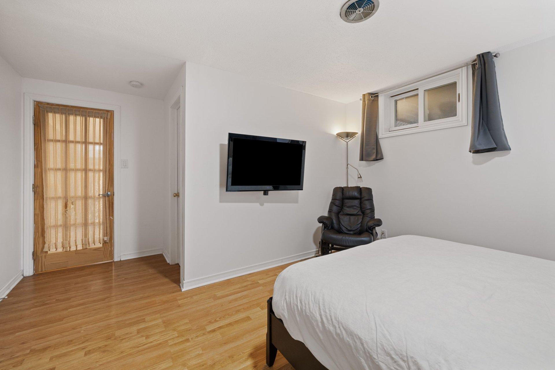 









15


Rue Moncion

,
Gatineau (Hull),




QC
J9A1K4

