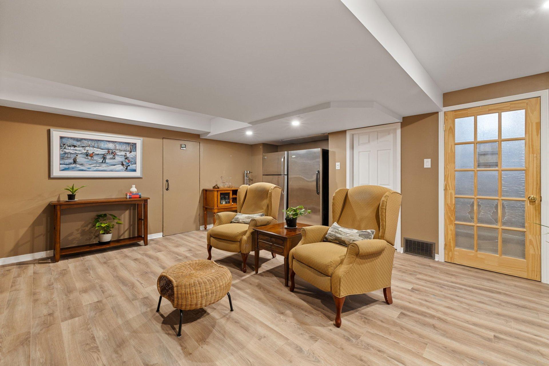 









15


Rue Moncion

,
Gatineau (Hull),




QC
J9A1K4

