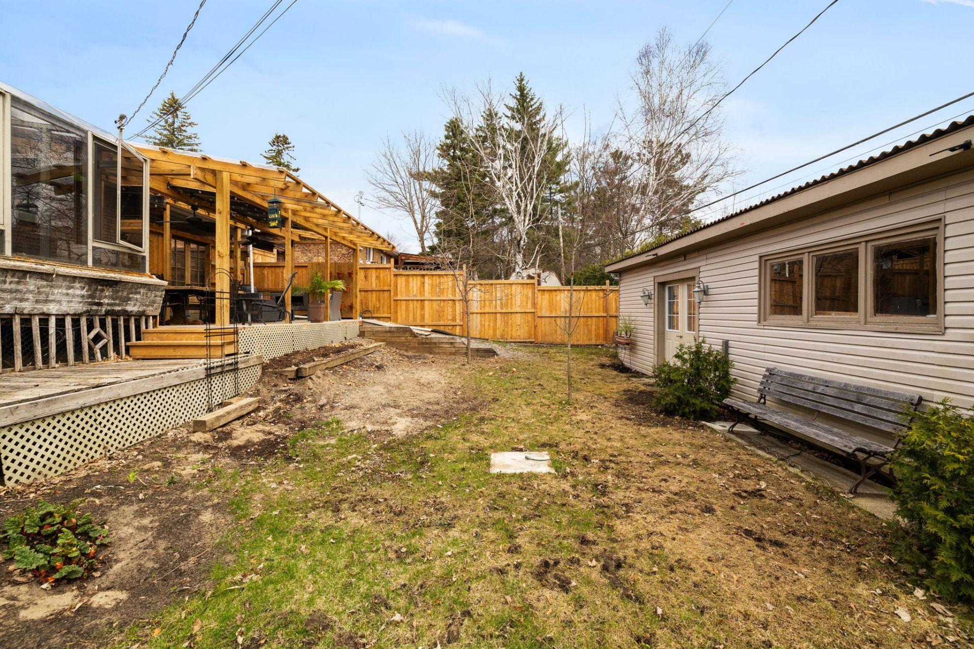 









15


Rue Moncion

,
Gatineau (Hull),




QC
J9A1K4

